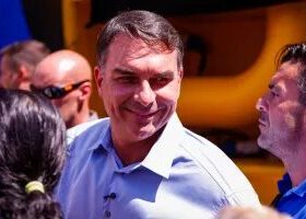 Flávio cobra de Cármen Lúcia apoio à investigação contra Moraes