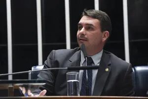 Flávio diz que manterá reajuste do Bolsa Família se eleito