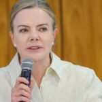 Gleisi Hoffmann pede ao TSE que derrube posts sobre o fim do voto feminino