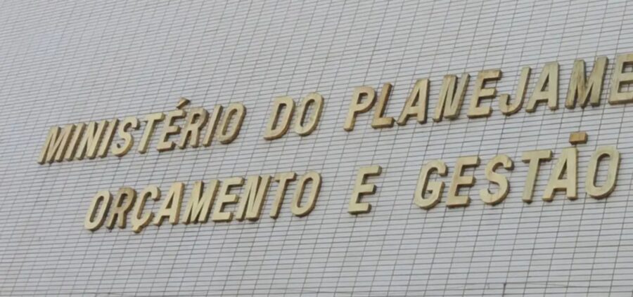Governo inclui reajuste do Bolsa Família no Orçamento e faz projeção de alta no déficit primário