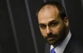 Governo Lula demite Eduardo Bolsonaro da Polícia Federal