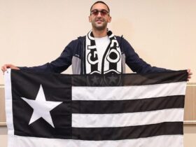 Hakim Ziyech desembarca no Rio para assinar com o Botafogo