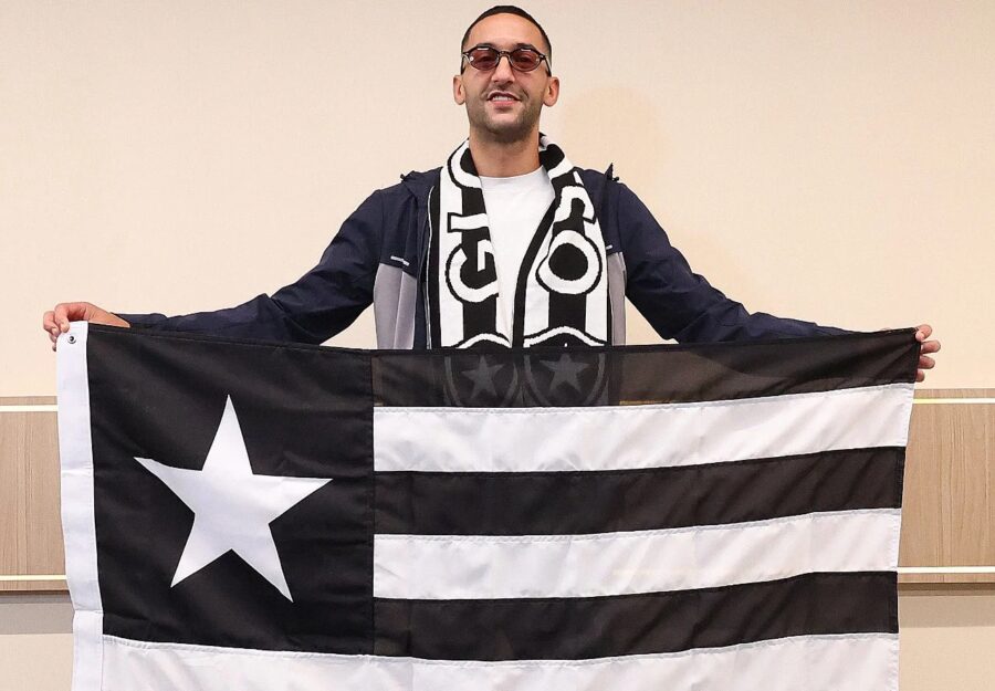 Hakim Ziyech desembarca no Rio para assinar com o Botafogo