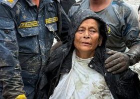 Idosa é encontrada viva depois de passar 10 dias soterrada no Nepal