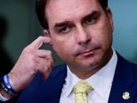 Jornal de direita, Estadão vê risco de milícias no topo do poder com Flávio Bolsonaro