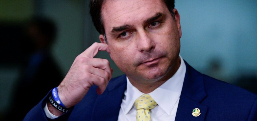 Jornal de direita, Estadão vê risco de milícias no topo do poder com Flávio Bolsonaro