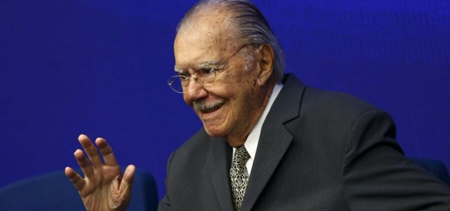 José Sarney recebe alta de hospital após tratamento de pneumonia