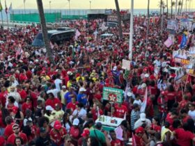 Lula desembarca em Salvador para ato de campanha e reúne multidão no Farol da Barra