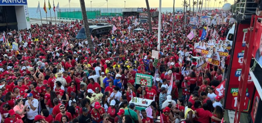 Lula desembarca em Salvador para ato de campanha e reúne multidão no Farol da Barra