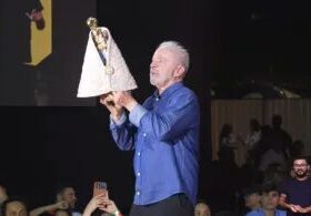 Lula usa imagem de Nossa Senhora em ato eleitoral no Pará
