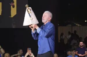 Lula usa imagem de Nossa Senhora em ato eleitoral no Pará