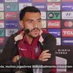 Matheuzinho diz que elenco do Corinthians está fechado com Diniz; veja