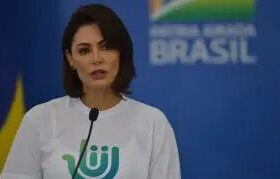 Michelle entra na campanha e pede apoio do ‘exército rosa’ a Flávio