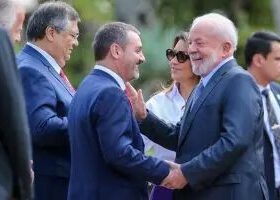 Ministros de Lula cobram reação do governo e reunião urgente com Fachin depois do afastamento de Andrei