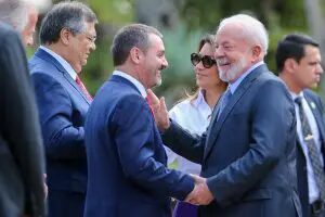 Ministros de Lula cobram reação do governo e reunião urgente com Fachin depois do afastamento de Andrei