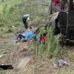 Ônibus com romeiros cai em ribanceira e deixa seis mortos no interior de SP