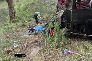 Ônibus com romeiros cai em ribanceira e deixa seis mortos no interior de SP