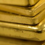 Ouro recua com realização de lucros e segue negociado em faixa restrita