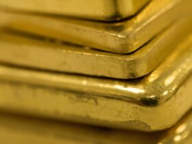 Ouro recua com realização de lucros e segue negociado em faixa restrita