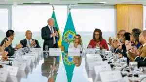Para Lula, Igreja Católica cresce menos que a evangélica por não ordenar mulheres