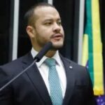 PF apreende dinheiro e joias em operação contra prefeito e deputado do AM