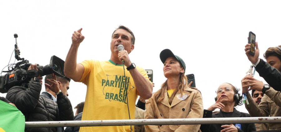 PF investiga emenda de Flávio Bolsonaro negociada com miliciano condenado no caso Marielle