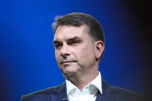 Psol faz nova investida para cassar mandato de Flávio