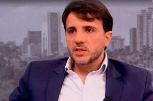 Renan Santos comemora afastamento de chefe da PF