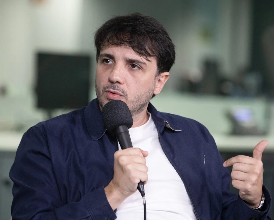 Renan Santos entra com ação no TSE contra reajuste no Bolsa Família anunciado por Lula