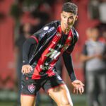Renê celebra gol contra o Grêmio e mira sequência do Vitória no Brasileirão