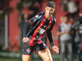 Renê celebra gol contra o Grêmio e mira sequência do Vitória no Brasileirão