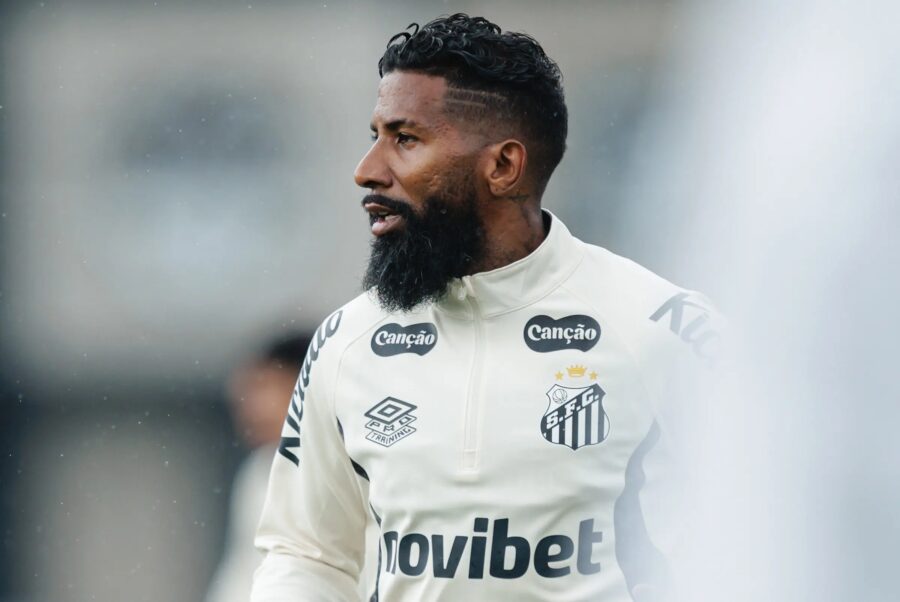 Rodinei defende leveza no Santos após chegada e se coloca à disposição de Cuca