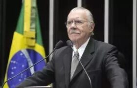 Sarney é internado em São Paulo para tratar pneumonia
