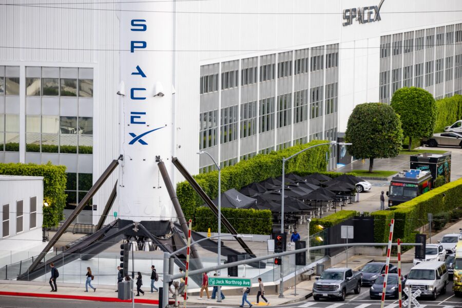 SpaceX consegue 1º cliente em programa de transporte espacial de cargas