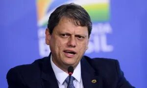 Tarcísio ganha direito de resposta contra deputado do PT por acusação falsa