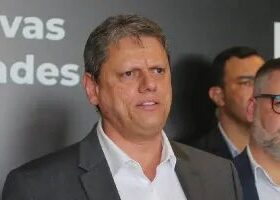 Tarcísio vence no 1º turno com 54% dos votos, diz pesquisa Futura