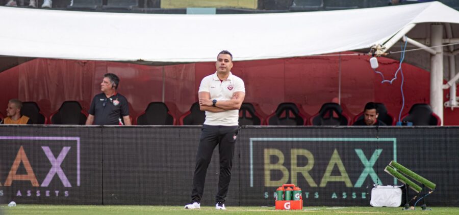 Temos que ser vaiados mesmo, diz Jair Ventura após derrota do Vitória em casa