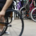 Trabalhador com deficiência ganha 30% menos que pessoa sem deficiência, aponta IBGE