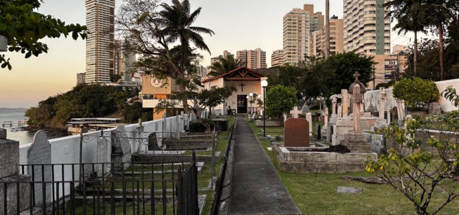 Três cemitérios antigos e poucos conhecidos ajudam a contra a trajetória da imigração em Salvador