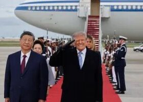 Trump recebe Xi Jinping com tapete vermelho e banda militar