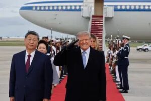 Trump recebe Xi Jinping com tapete vermelho e banda militar