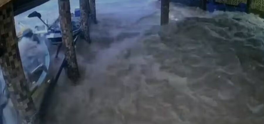 Tsunami meteorológico assusta moradores e invade áreas no litoral de Santa Catarina