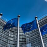 União Europeia avança na proibição de chatbots de IA e redes sociais para menores