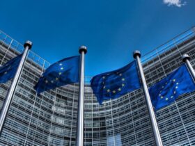 União Europeia avança na proibição de chatbots de IA e redes sociais para menores