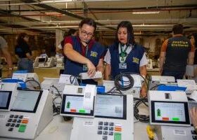 Urnas eletrônicas passam por testes e lacres no Amazonas