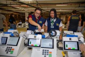 Urnas eletrônicas passam por testes e lacres no Amazonas