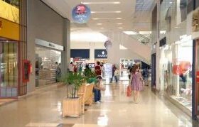 Vendas no varejo caem 0,8% em julho, diz IBGE