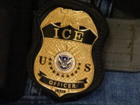 Venezuelano com bala no corpo é mantido sob custódia do ICE no Texas