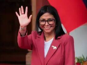 Venezuelanos protestam contra Delcy Rodríguez na ONU: ‘Ela não nos representa’