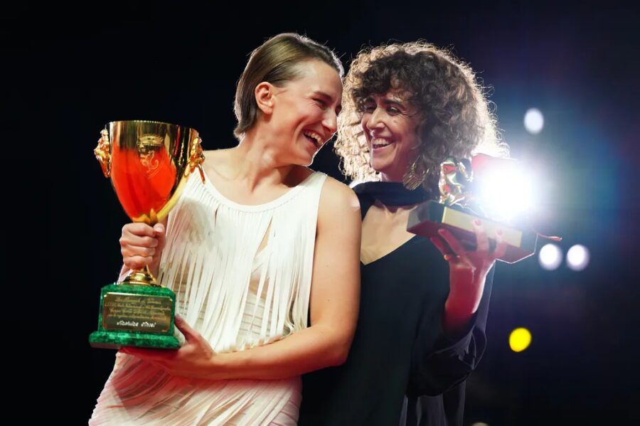 'Woman Unknown' e John Malkovich são premiados no Festival de Veneza